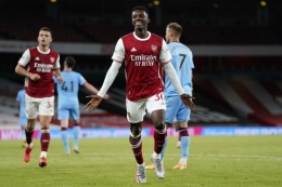 Penyerang Arsenal Eddie Nketian merayak golnya ke gawang West Ham United pada laga lanjutan pekan kedua Liga Inggris 2020-2021 di Stadion Emirates, Sabry (19/9/2020) atau Minggu dini hari WIB. (AFP/WILL OLIVER)