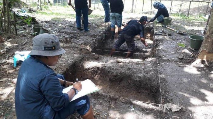 Penggalian bagian luar benteng oleh Tim Balar Sulut (Sumber: Tribune Sulut/Kompas)