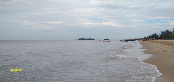 Pantai Tanjung Dewa dengan Pulau Datu Pamulutan Tampak di Kejauhan | @kaekaha