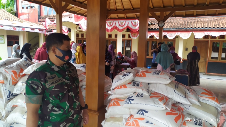 Babinsa Desa Klapagading pantau pengamanan 411 warga dalam pembagian bantuan beras. (Foto: Cokie)