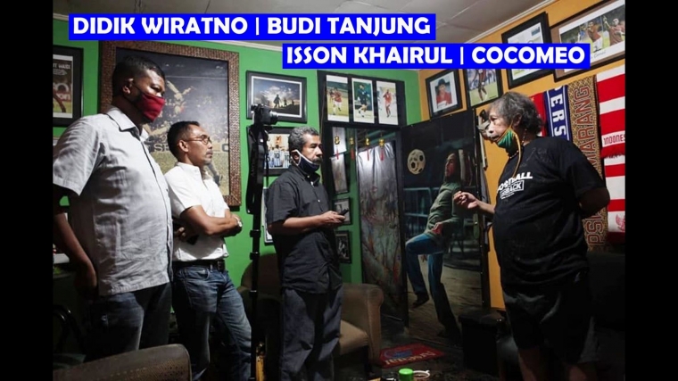 Isson Khairul bersama Budi Tanjung dari CNNIndonesia dan Didik Wiratno dari reportasenews.com, mewawancarai Yosef Erwiyantoro alias Cocomeo Cacamarica di Jalan Daksinapati, Rawamangun, Jakarta Timur. Foto: joko dolok