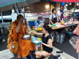 Pemberian sedekah juga berlaku bagi umat Buddha, seperti di sebuah pasar tradisional Thailand Selatan ini. Foto | Dokpri