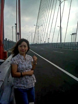 Curi2 taking photo di Jembatan Suramadu. Dari Rich Palace Hotel ke Pulau Madura. (dokpri-2015)