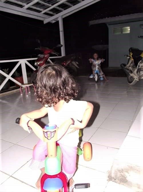 Via dan Neuree di teras belakang rumah (Gambar: Marahalim Siagian)