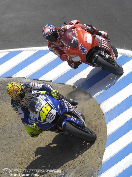Rossi vs Stoner di Laguna Seca 2008 (motorcycleusa.com)