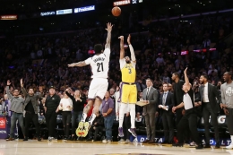 Anthony Davies (kuning) melakukan tembakan 3 poin untuk Lakers. Gambar: Chris Elise/NBAE via Getty Images & Silverscreenandroll.com