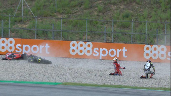 Dovi terseret oleh Zarco yang terkejut dengan gerakan Petrucci. Gambar: Motogp.com