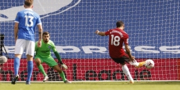 Eksekusi penalti oleh Bruno Fernandes di laga Brighton vs Man. United (26/9). Gambar: AP Photo via Bola.net