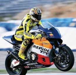 Rossi di kelas 500 cc dengan Honda NSR500 (daidegasforum.com)