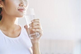 Minum air putih (health.grid.id)
