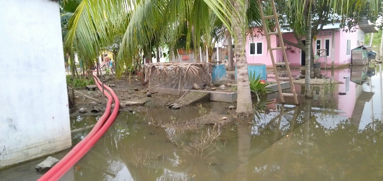 Selang panjang untuk membuang genangan air karena tidak ada drainase untuk membuang air permukaan yang melimpah di musim hujan (Gambar: Marahalim Siagian)
