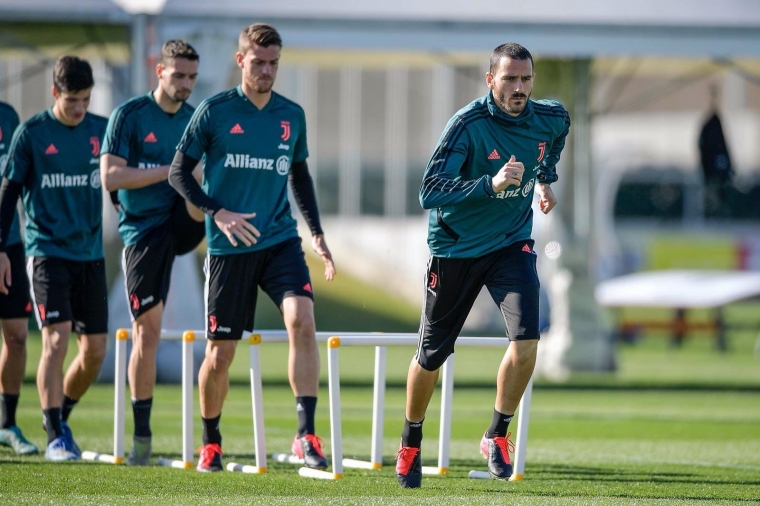 Pemain Juventus sedang menjalani sesi latihan harian. Terlihat juga Daniele Rugani yang telah pulih dari Covid-19.| Twitter @bonucci_leo19