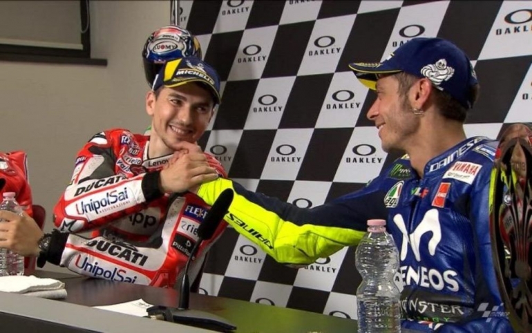 Rossi dengan Lorenzo (motorsaddict.com)