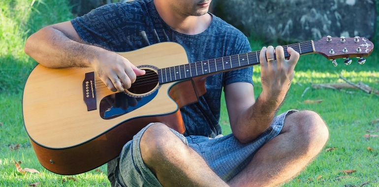 Ilustrasi seorang pria bermain gitar (Sumber : Marcos-Photographer via pixabay.com)