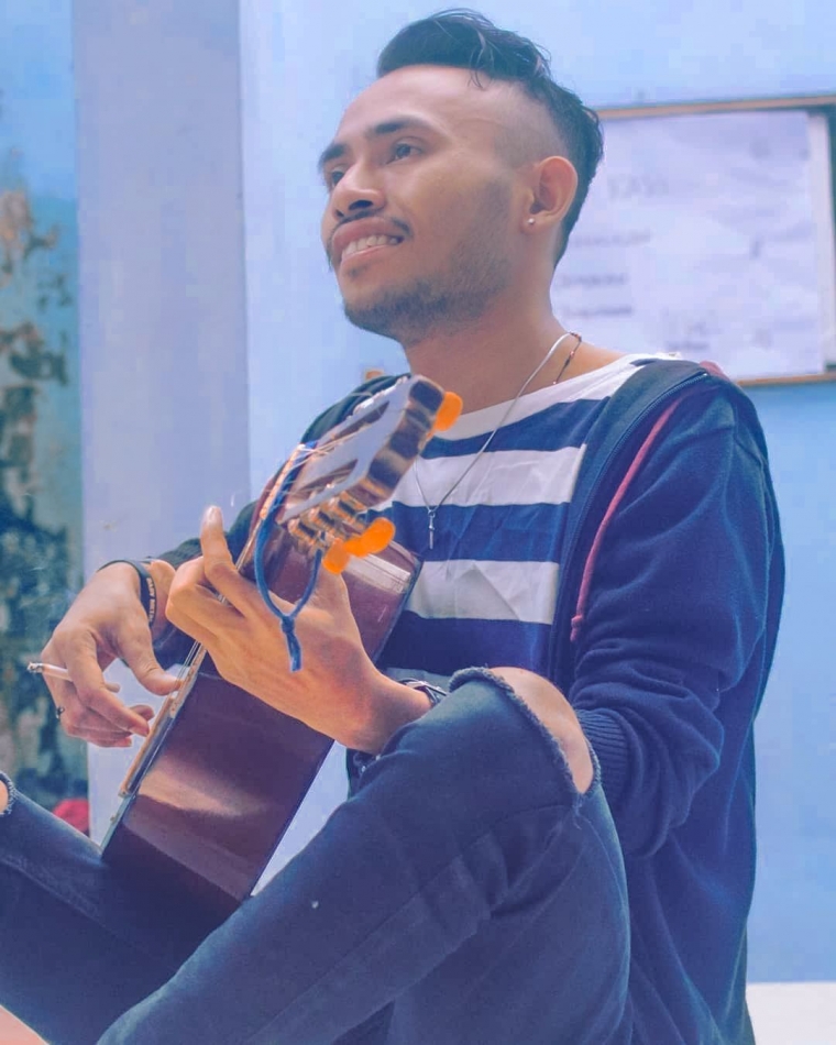 Foto sambik memainkan gitar ala Rhandy Riwu/dokpri
