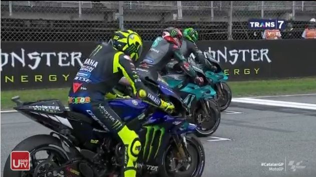 Di baris terdepan ada Morbidelli, Quartararo, dan Rossi (corak kuning). Gambar: Motogp/Trans7/Useetv