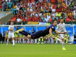 Gol fenomenal Van Persie di Piala Dunia 2014 (sumber gambar : eplindex.com/) 