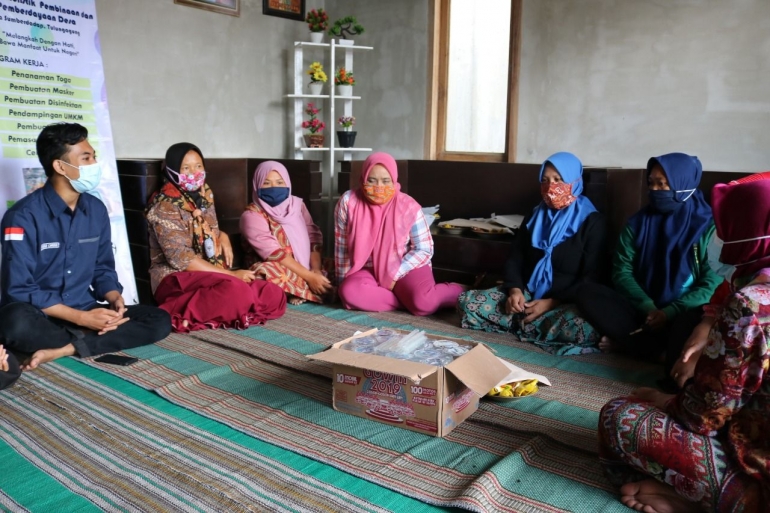 Gambar 1: Musyawarah dengan Ibu-Ibu PKK Mengenai Pembuatan Masker