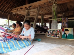 Para wanita sedang menenun di Desa Faturika, Kec. Raimanuk-Kab. Belu. Gambar diambil pada tahun 2018 sebelum Pandemi Corona.(Foto: Yandi/Beritagar.id).