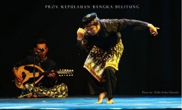 Agus Yaman (koreografer) dan Dodi Kurniawan (pemusik) menarikan tari Kedidi pada pembukaan Festival tani Serumpun Sebalai (BABEL)/dokpri