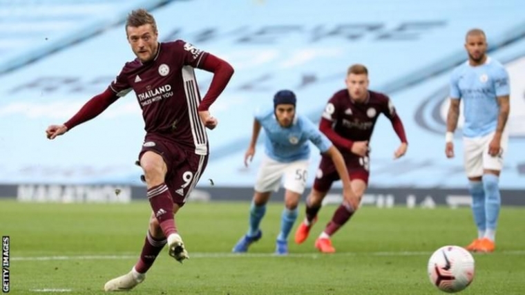 Penalti Jamie Vardy di laga vs Manchester City (Sumber Gambar: BBC)
