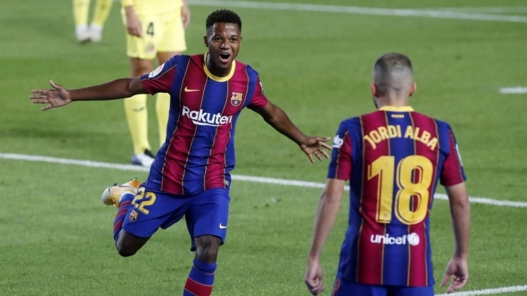 Ansu Fati (kiri) merayakan gol bersama Jordi Alba. Ansu Fati tampil bagus saat Barcelona menang 4-0 atas Villlarreal, Senin (28/9) dini hari tadi yang menandai era pelatih Ronald Koeman| Foto: Marca/Francesc Adelantado