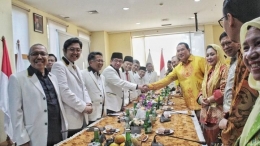 Tommy Soeharto (batik kuning) bersama DPP PKS, 19/11/2019. Partai Berkarya pimpinan Tommy dan PKS saat ini relatif konsisten berada di jalur oposisi (tempo.co).