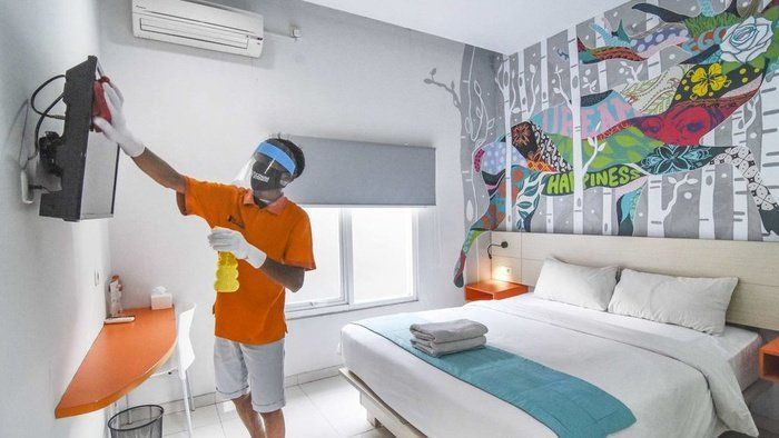 Menjalani masa isolasi di rumah (ANTARA FOTO/Ahmad Subaidi)