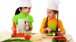 Anak belajar memasak (Gambar: ulyadays.com)