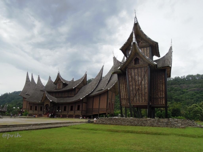 Rangkiang di Istano Basa Pagaruyung (dok pri)