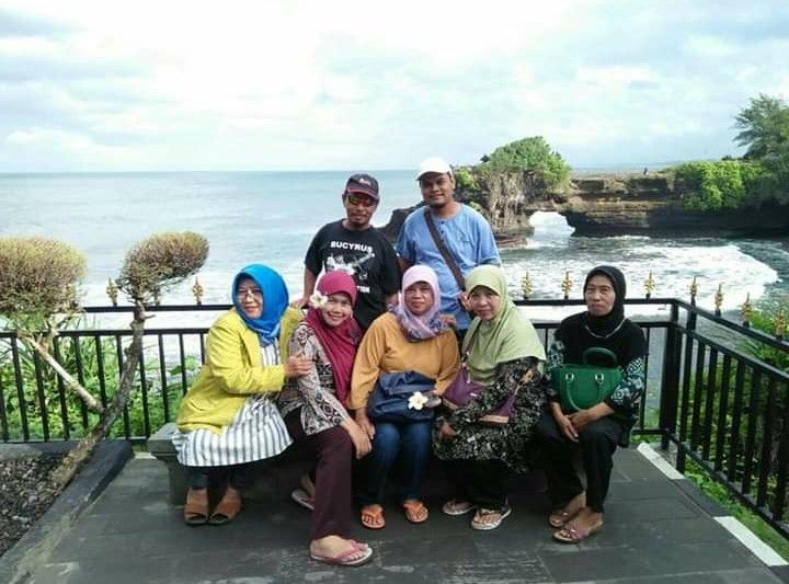 Bersama teman-teman di Tanah Lot tahun 2018 silam (Foto: Siti Nazarotin)