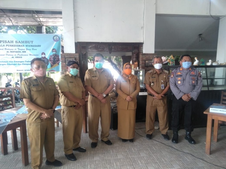 dr. Rofiqoh dan dr. Arsis bersama Muspika Wanasari. Dokpri.
