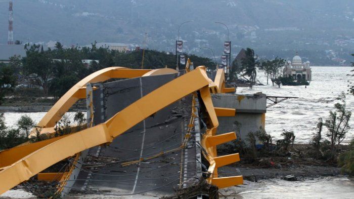 Kerusakan jembatan Palu akibat bencana gempa dan tsunami 2018 (Foto: tribunnews)