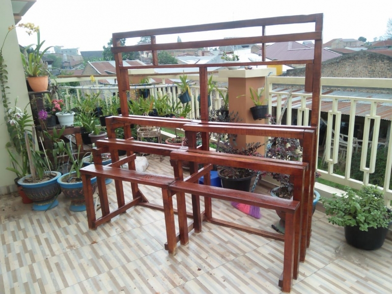 6 Kiat Membuat Rak Bunga Penghias Rumah dengan Biaya Murah 6 Kiat Membuat Rak Bunga Penghias Rumah dengan Biaya Murah