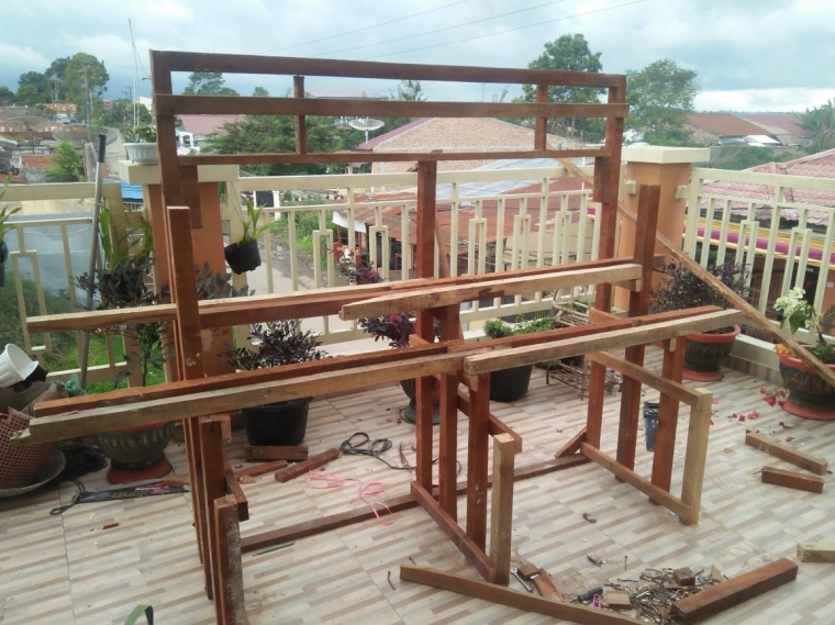 6 Kiat Membuat Rak Bunga Penghias Rumah dengan Biaya Murah 6 Kiat Membuat Rak Bunga Penghias Rumah dengan Biaya Murah