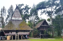 Rumah Gugung di kompleks gereja inkulturatif Karo, Berastagi. (Foto: Dokumentasi pribadi)