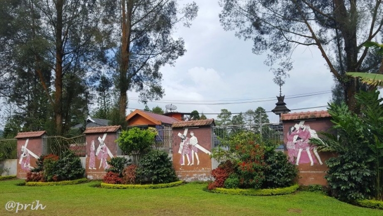 Narasi bahasa Batak Karo di setiap perhentian jalan salib. (Foto: Dokumentasi pribadi)