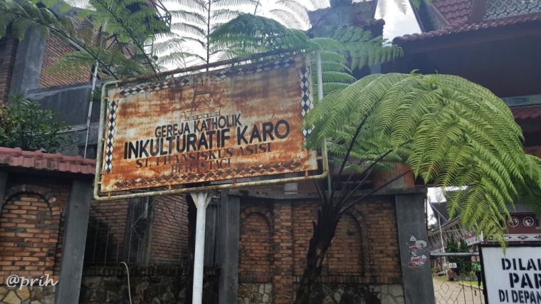 Penanda gereja inkulturatif Karo di Berastagi. (Foto: Dokumentasi pribadi)