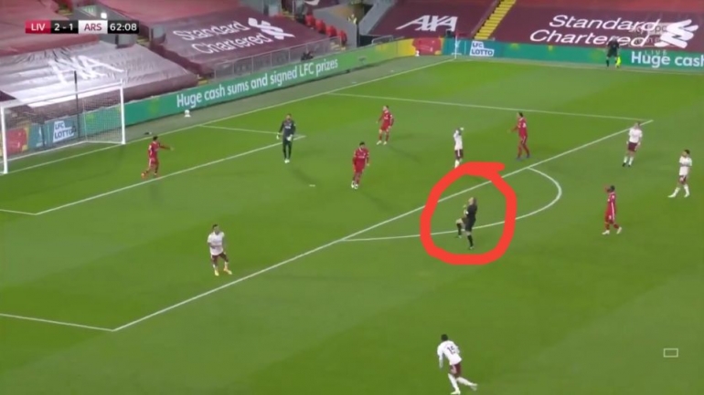 Eksperesi aneh wasit saat Lacazette gagal mencetak gol ke gawang Liverpool (foto : AFP)