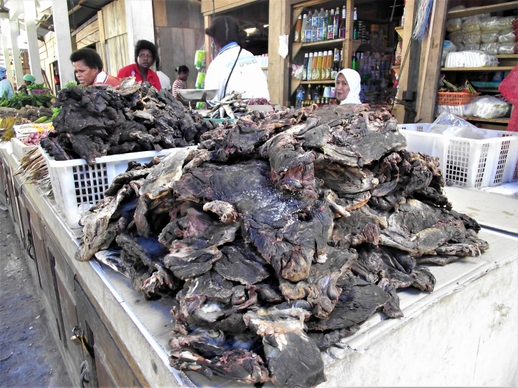 Daging rusa dalam bentuk kering dijual di pasar-pasar tradisional Papua Barat. Rusa bukan hewan endemik Papua, populasinya yang meledak membuat rusa menjadi hama dan santapan masyarakat (Gambar: Marahalim Siagian)