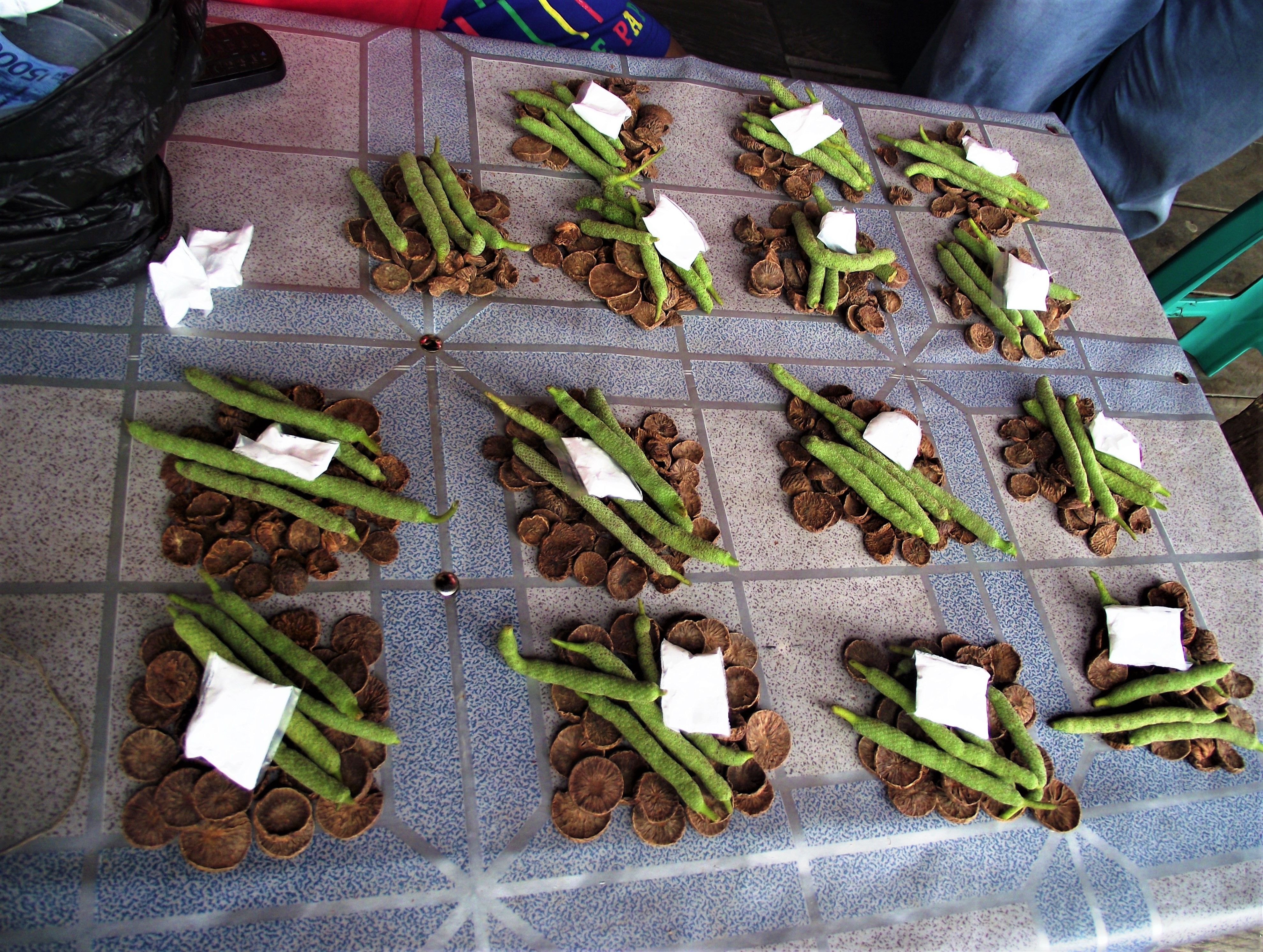 Bentuk sirih pinang yang dijajakan di Papua Barat (Marahalim Siagian)