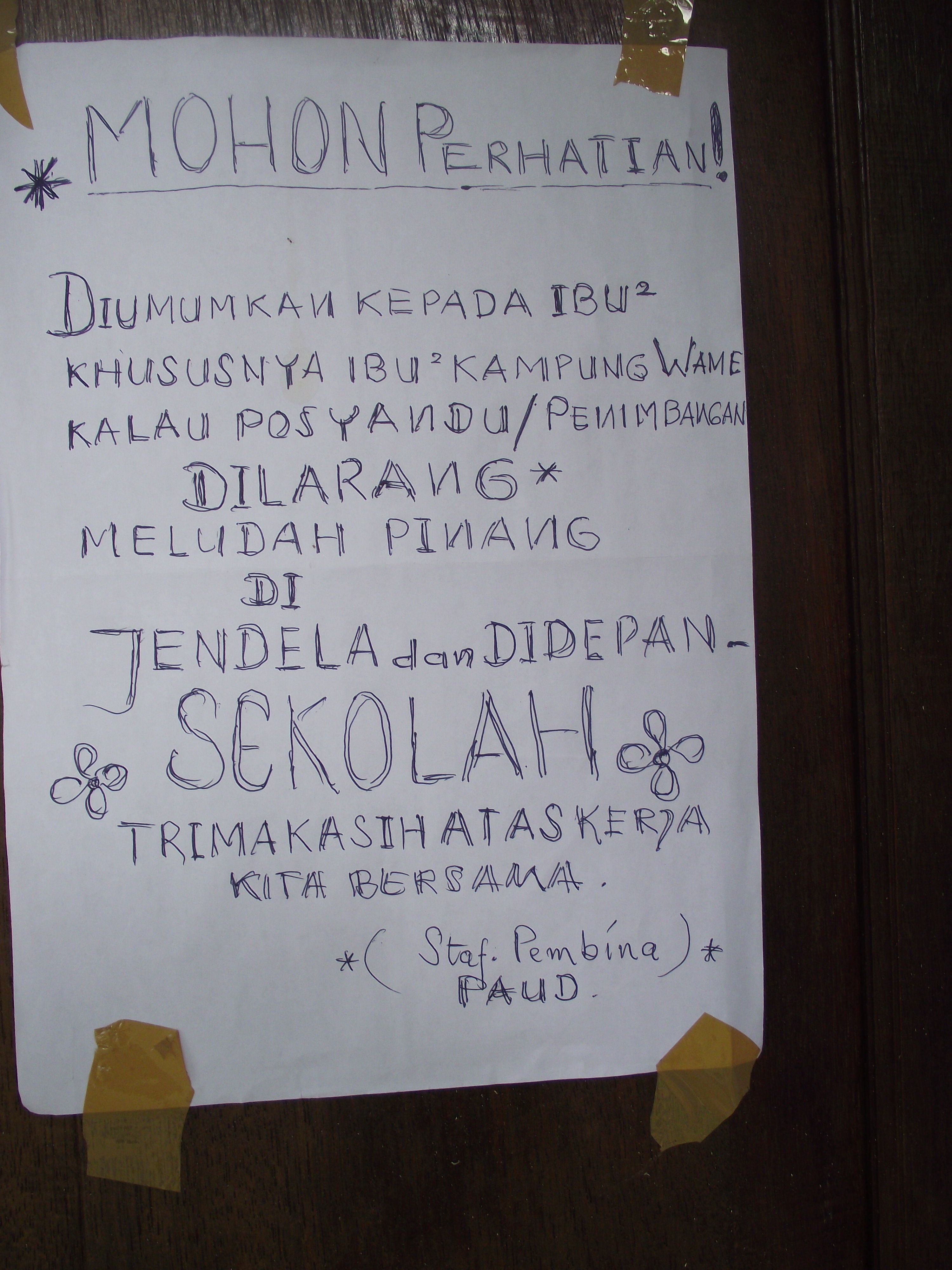 Pengumuman di depan sekolah PAUD di Distrik Aroba Teluk Bintuni Papua Barat (Gambar: Marahalim Siagian)