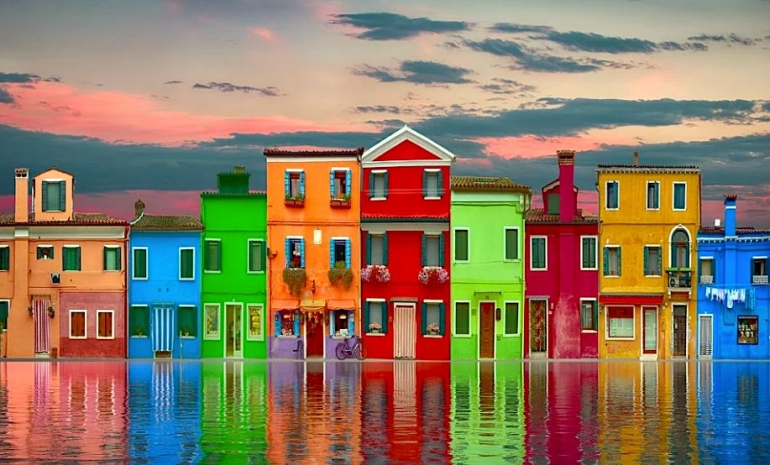 Kawasan pemukiman warna warni (pixabay: Enrique Lopez Garre)