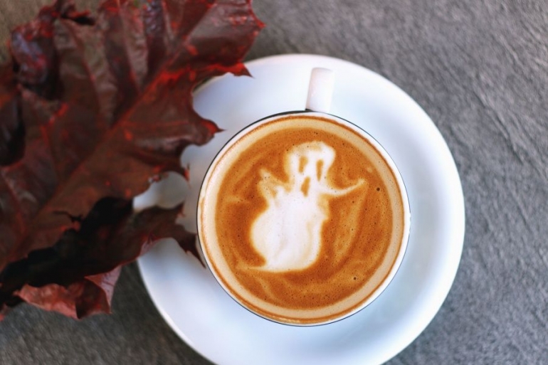 Ilustrasi hantu dalam secangkir kopi (sumber: pixnio.com)