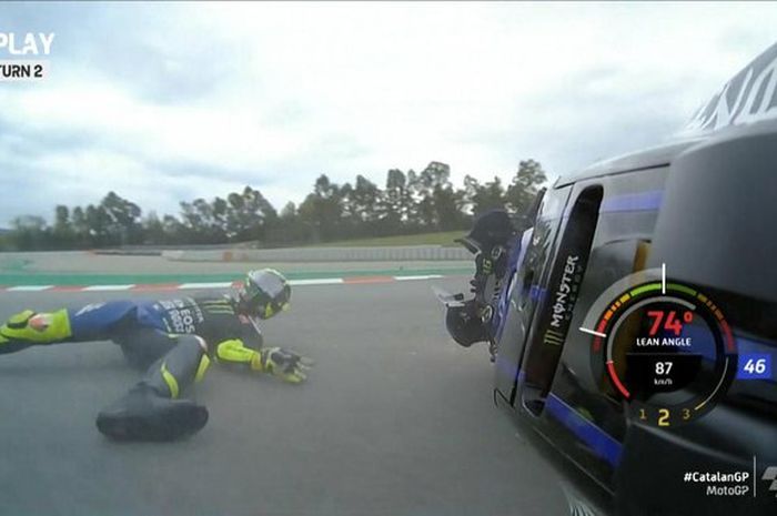 Momen saat Valentino Rossi terjatuh di Sirkuit Catalunya pada balapan MotoGP Catalunya 2020. | foto: twitter @motogp