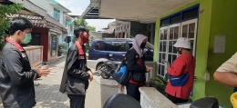 Mahasiswa UMM melakukan sosialisasi door to door pada warga kampung tangguh dinoyo (dokpri)