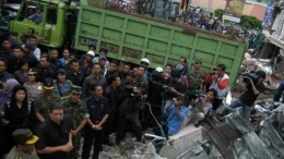 Presiden RI ke-6 Susilo Bambang Yudhoyono (SBY) melihat langsung gedung hancur akibat gempa 30 September 2009. (Sumber: viva.co.id)