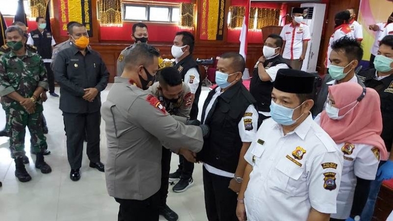 Waka Polda Sumbar memasangkan rompi kebesaran kepada Aljufri yang baru saja dilantik jadi Ketua Pokdar Kamtibmas Padang Pariaman. (foto dok wag pokdar kamtibmas padang pariaman)