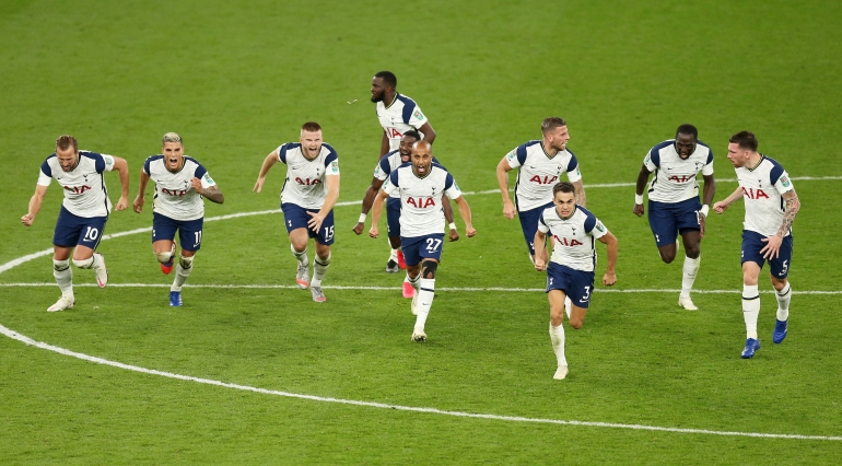 Para pemain Tottenham Hotspur berlarian setelah berhasil meraih kemenangan atas Chelsea melalui drama adu penalti . Sumber: @SpursOfficial di instagram