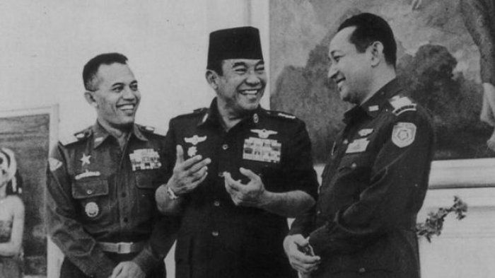 Nasution, Soekarno dan Soeharto saat bertemu di Istana Merdeka (foto: Perpusnas RI)